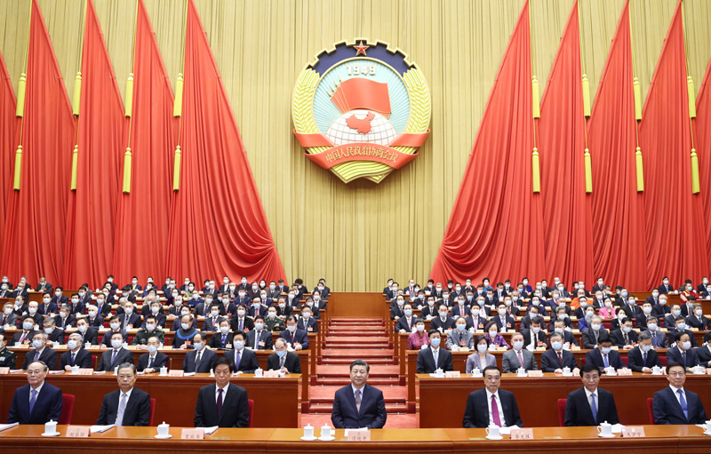  3月4日，中国人民政治协商会议第十三届全国委员会第四次会议在北京人民大会堂开幕。这是习近平、李克强、栗战书、王沪宁、赵乐际、韩正、王岐山在主席台就座，汪洋代表政协第十三届全国委员会常务委员会向大会报告工作。新华社记者 鞠鹏 摄